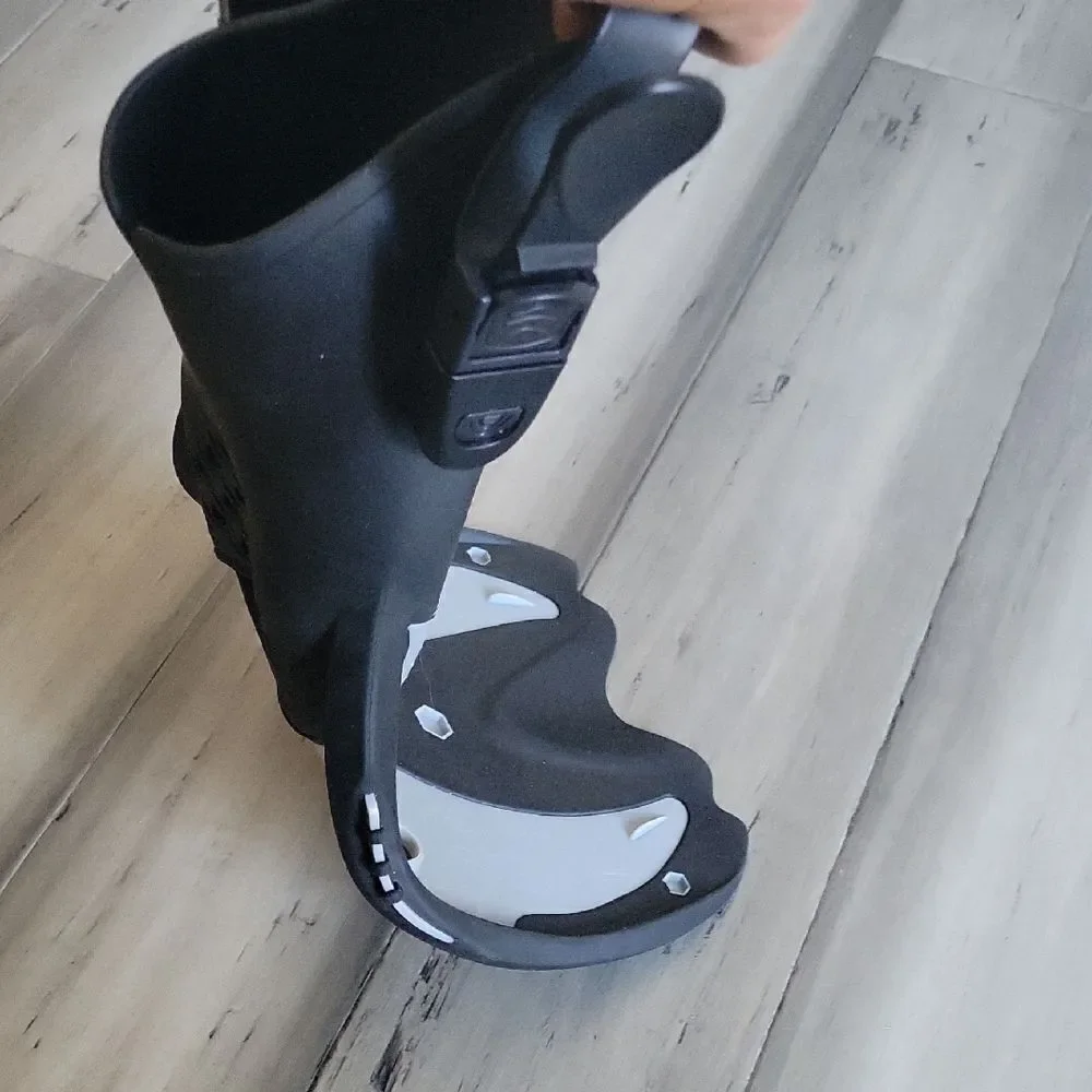 Black and Gray Diving Fins